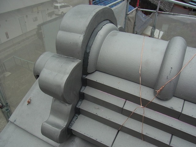 鬼瓦の裏はシーリング材で補強